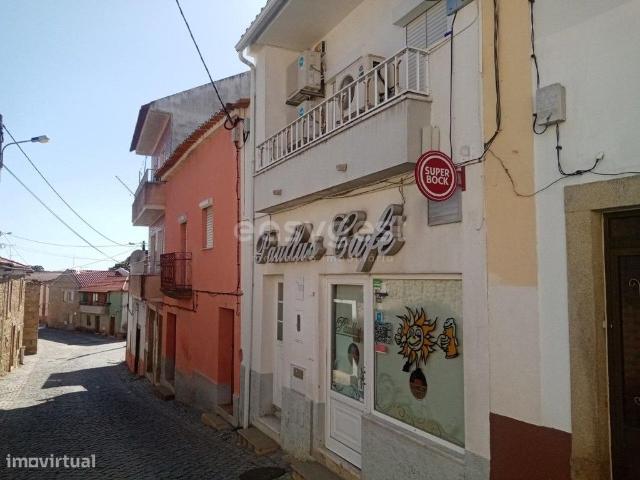 Prdio bem localizado com excelente T2 e Caf em Povoa Rio de Moinhos