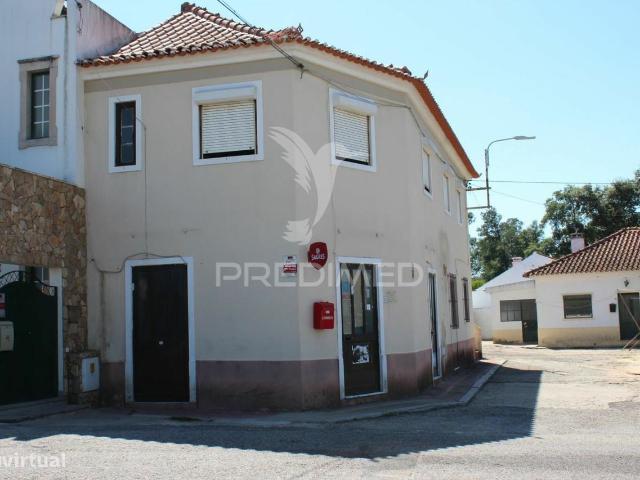 Prdio com habitao, espao comercial e armazm