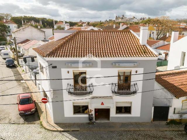 Prdio com Moradia T2 c/ Quintal e Comrcio | Sr da Sade, vora