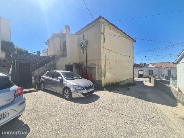 Prdio com T3 com uma loja e garagem em zona de Antanhol