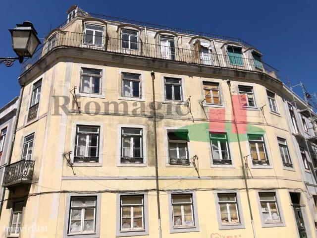 Prdio de 5 pisos para recuperar no Castelo em Lisboa