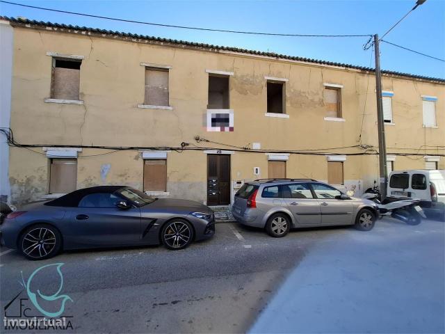 Prdio de 2 pisos em remodelao total no Barreiro
