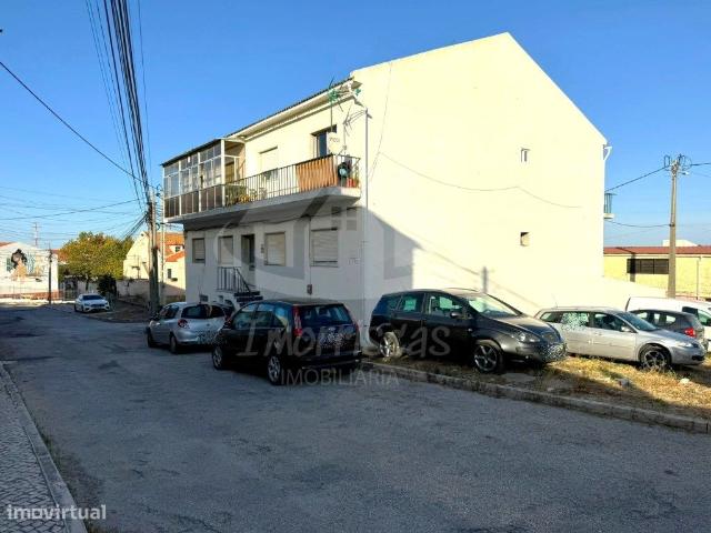Prdio de trs andares situado na Portela da Azia, Santa Iria Azia