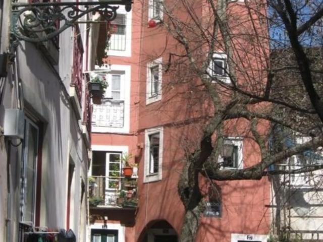Prdio devoluto ao lado das muralhas do Castelo de S. Jorge