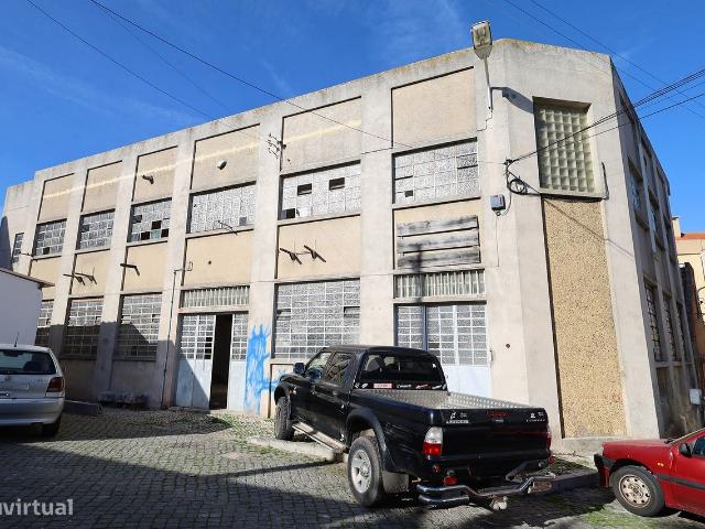 Prdio devoluto com projecto aprovado para 7 lofts em Algs Oeiras