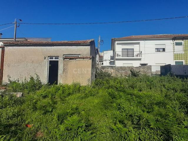 Prdio em Fnzeres, com terreno