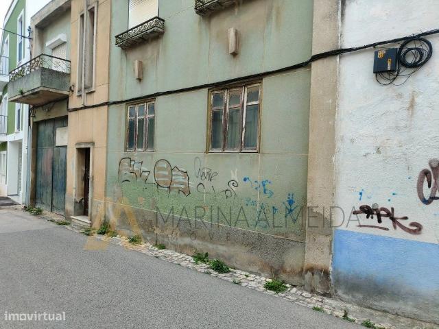 Prdio em propriedade total r/c e 1 andar no centro de Alhos Vedro.