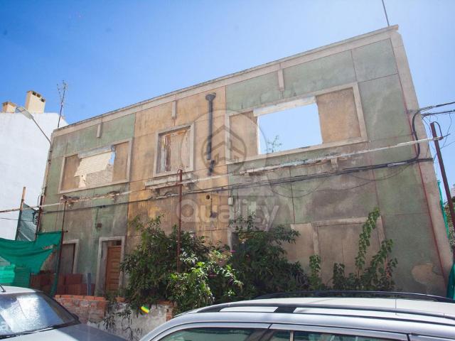 Prdio em runa na Baixa da Banheira