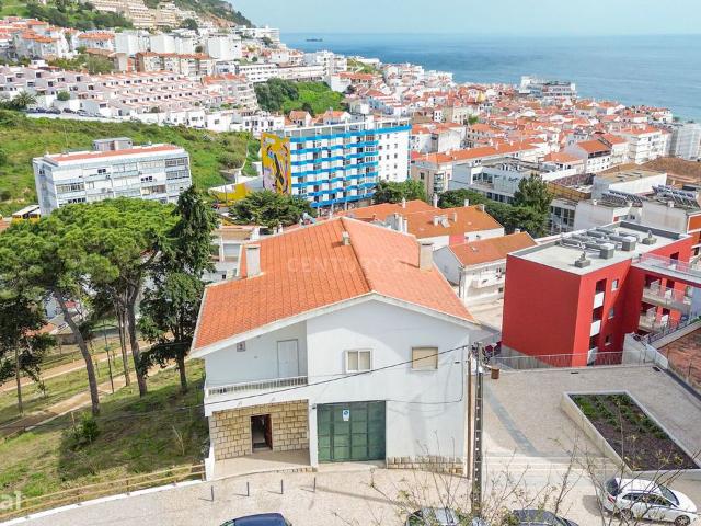 Prdio com 2 apartamentos em Sesimbra