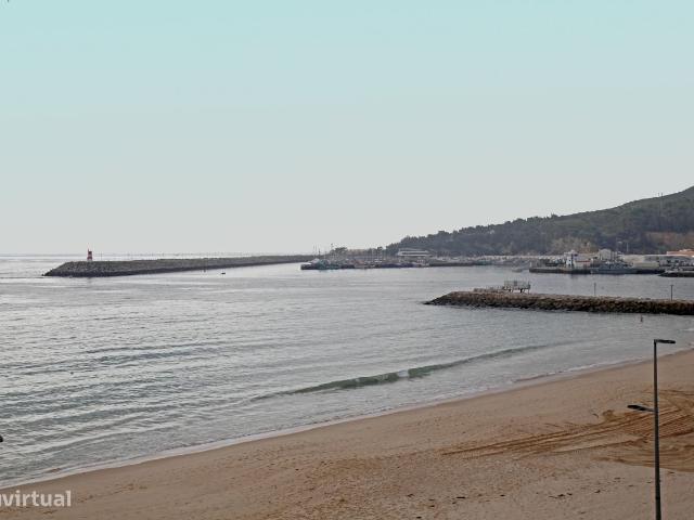 Prdio na 1 linha de Mar, em Sesimbra com vista para a Praia PM60407