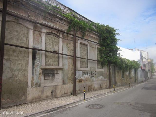 Prdio na zona ribeirinha da Moita