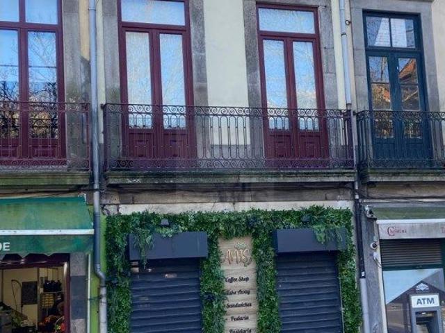Prdio na Rua Fernandes Toms com licena Alojamento Local