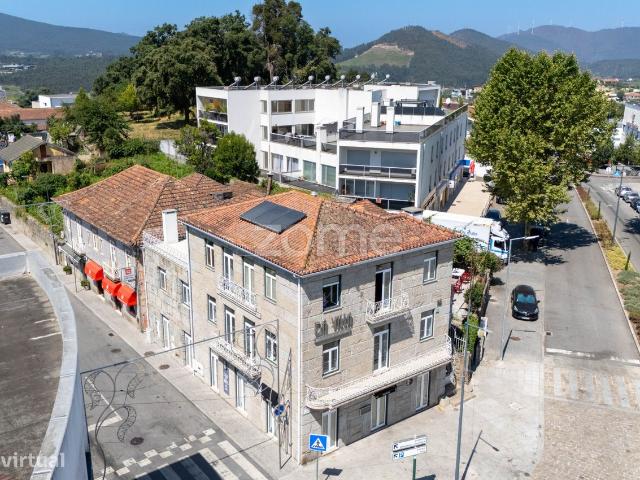 Prdio nico no Corao da Vila de Castelo de Paiva
