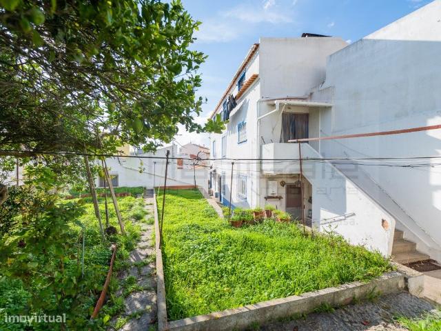 Prdio no Centro da Parede com 505m2 de Terreno
