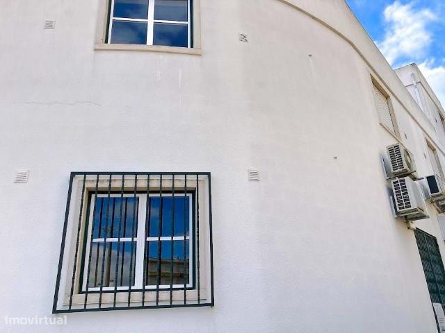 Prdio para investimento no centro de Ferreira do Zzere
