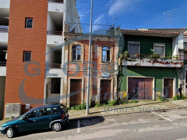 Prdio para recuperar em Torres Novas