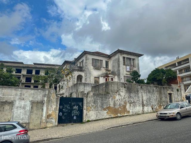 Prdio para recuperar, para venda em zona central de Caldas da Rainha