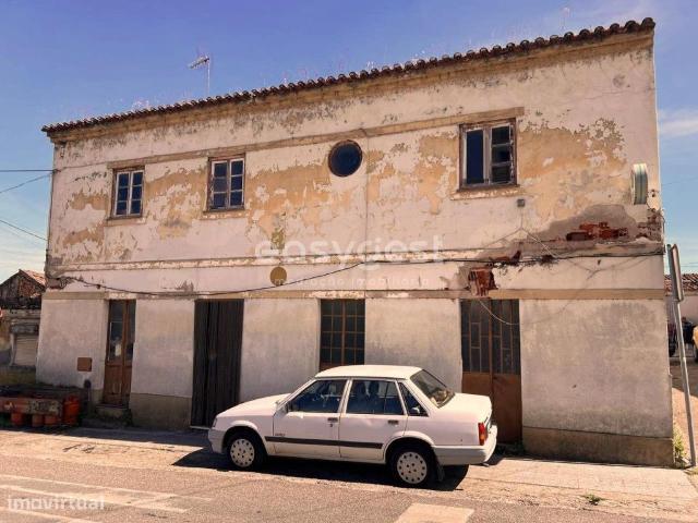 Prdio para recuperar perto da zona comercial de Alferrarede