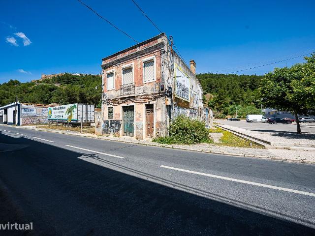 Prdio para remodelao em Setbal, entre a Av. Luisa Todi e a Serra