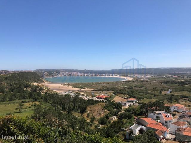 Prdio para renovar junto praia de So Martinho do Porto