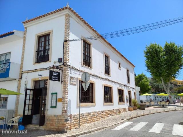 Prdio prximo do rio Gilo venda no centro de Tavira com 263m2