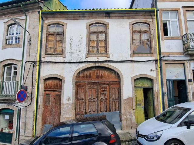 Prdio situado na zona histrica de Lamego