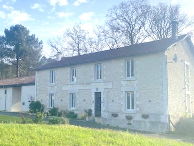 Prêt a poser les valises. Maison en pierre modernisée selon. 260m² Baignes Sainte Radegonde
