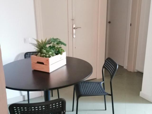 Pretty Double bedroom with Balcony adjacent to Hospital Clínic