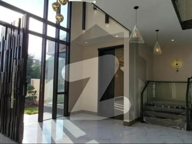 Precinct 18, 1000sq yds Corner Brand New Designer Villa for Sale | With Luxury Swimming Pool & Basement | Prime Location Bahria Town Precinct 18