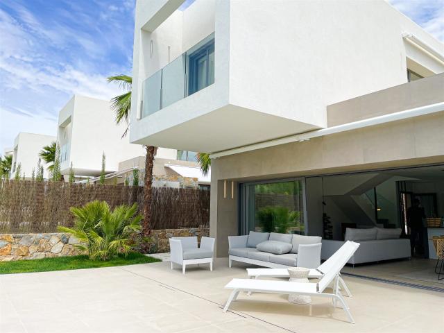 Preciosa villa ubicada en Las Colinas Golf, Orihuela Costa.. 129m² Orihuela Costa