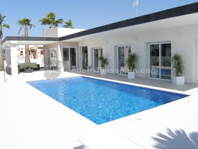 Preciosa Villa Con Parcela De 700M2 Y Piscina Privada A 5 Mi. 145m² Alicante