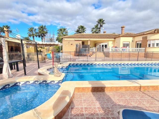 Preciosa Villa Con Piscina Privada En Catral 250m² Alicante