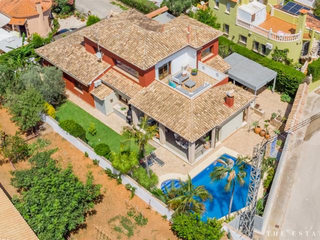 Preciosa villa construida con materiales de primera calidad. 320m² Dénia