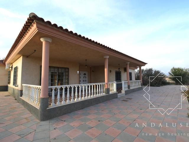 Preciosa villa de 4 dormitorios y 2 cuartos de baño con ampl. 198m² Antas