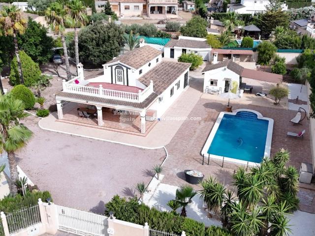 Preciosa Villa De 4 Habitaciones Y 2 Baños Con Piscina Priva. 186m² Alicante