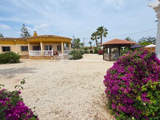 Preciosa Villa De 4 Habitaciones Y 3 Baños Con Una Gran Pisc. 158m² Alicante