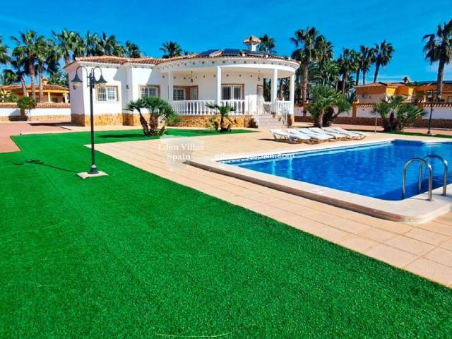 Preciosa Villa De 4 Habitaciones Y 3 Baños Con Garaje Doble. 163m² Alicante