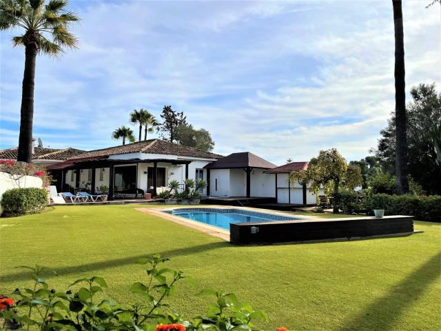 Preciosa villa de lujo situada en un fondo de saco en Sotogrande Costa y construída en un estilo colonial