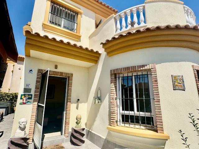 Preciosa Villa Reformada de 3 Dormitorios en El Raso con Jacuzzi Privado