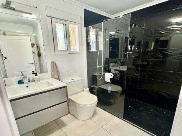 Preciosa Villa Reformada de 3 Dormitorios en El Raso con Jacuzzi Privado