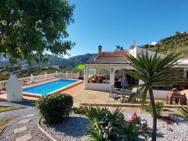 Preciosa villa rural con un total 3 dormitorios, 3 baños inc. 163m² Torrox