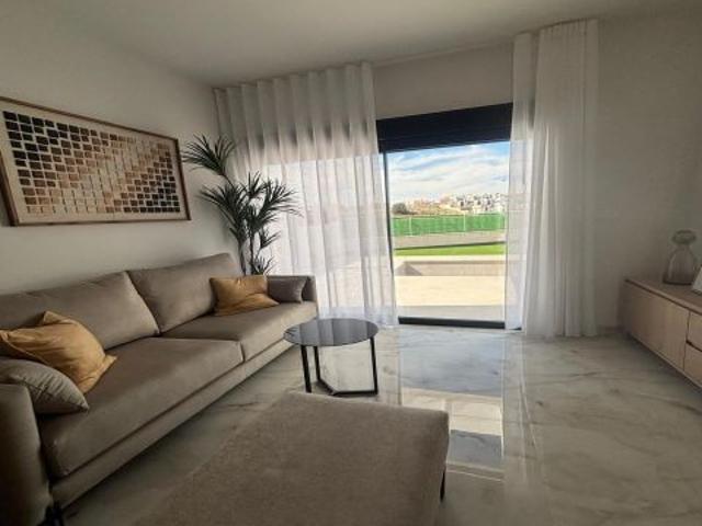 Preciosa villa soleada con piscina privada y parcela independiente!