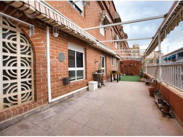 PRECIOSA VIVIENDA SEMIÁTICO, CON GARAJE Y EXCELENTE UBICACIÓN EN ALICANTE