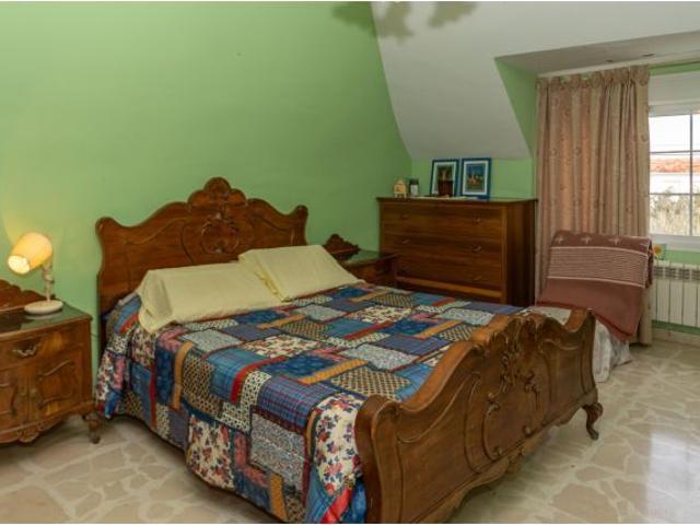 Preciosa y amplio chalet en venta en Baza