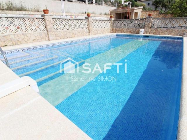 Preciosa y cómoda casa con mucho encanto de una sola planta con piscina y terreno totalmente plano!