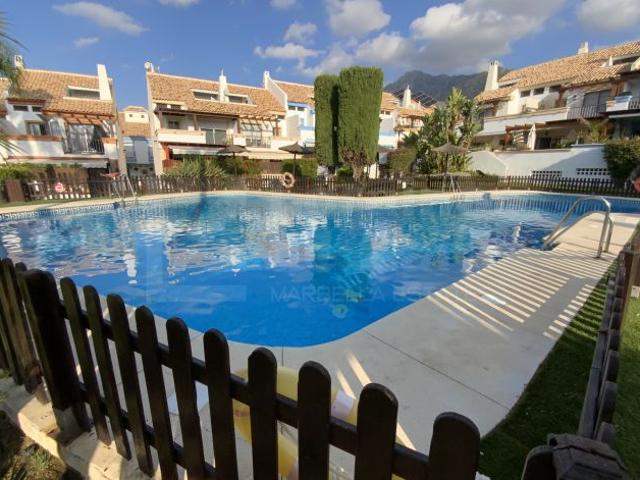 Preciosa adosada de tres plantas en una bonita y tranquila urbanización en Valdeolletas, Marbella