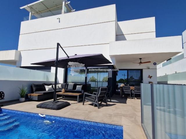 Preciosa Casa Adosada De 3 Habitaciones Y 2 Baños Con Piscin. 116m² Alicante