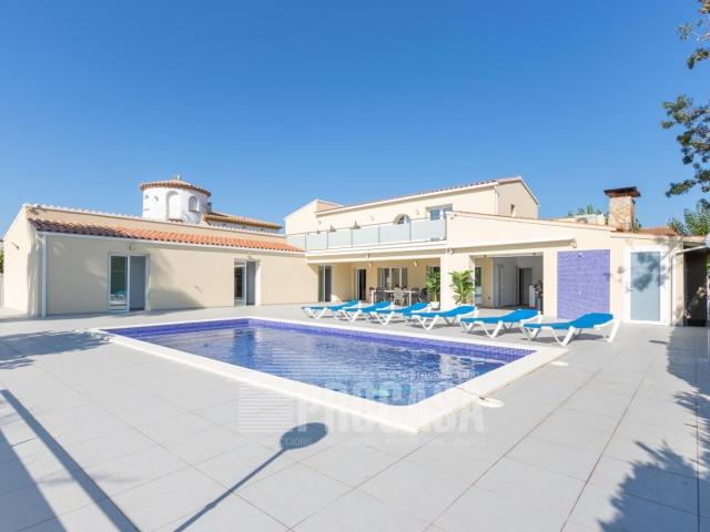 Preciosa casa al canal estrecho Sud con 27m de amarre y 6 do. 361m² Empuriabrava