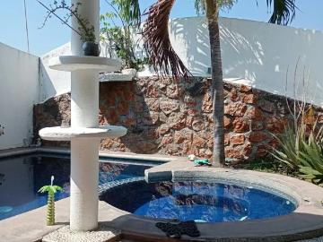 PRECIOSA CASA AMUEBLADA CON ALBERCA Y JACUZZI