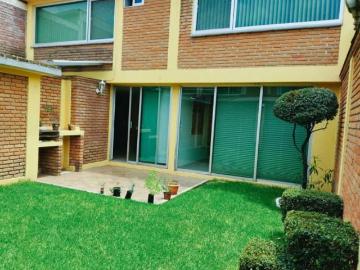 Preciosa Casa Con Tres Recamaras Cada Una Con Baño Completo, Jardín, Amplias Sal